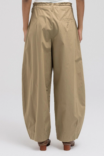 Pleated lightweight pants